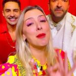Sill Esteves Instagram - Você só tem mais 3 sábados pra assistir heeeein! Sábado 02/12 , 09/12 e 16/12 as 19h no @teatrobibiferreira Sempre uma alegria compartilhar aqui no reels um pouco da alegria que é estar em cartaz com o espetáculo “Cada um tem o anjo que merece”. O BOCA A BOCA tem sido uma das nossas grandes ferramentas de divulgação e é responsável por ter sempre a “casa cheia”. Então esse post é especialmente para agradecer imensamente NOSSO PÚBLICO! Que lota o teatro todos os sábados às 19h. Sou muito mas MUITO grata por cada um de vocês!!! E CONTINUEM DIVULGANDO, tá dando certo 🤍🤍🤍 E é claro que dividir o palco com @pfabrini e @eidouglasbrito é simplesmente sensacional! Amigos queridos e talentosos! A cada dia o espetáculo fica mais delicioso, engraçado, leve e com uma linda mensagem de amor! E juntos (com esse elenco) já estamos há um ano em cartaz! (Mas o espetáculo já está em cartaz há 10 anos) @nelsonebelt é responsável pela sonoplastia e luz, e está é uma das formas mais delicadas de contracenar com os atores no palco! Obrigada Nelsitooo pela sua sensibilidade cênica. E oque dizer da nossa genial diretora a @maximilianareis ??? Nossa! Só coisas incríveis pra falar sobre essa pessoa querida e profissional incrível! Detalhista, cirúrgica, exigente… e ao mesmo tempo: carinhosa, alto astral e muitooooo paciente! Kkkk E por último e não menos importante (aliás desculpem aos demais citados, mas esse cara é importante demais pro espetáculo) Marcio Garcia, nosso produtor amado. Em nenhum momento desses 12 meses juntos ele deixou “a peteca cair” em nenhum detalhe se quer: cenário impecável, figurinos, objetos de cena, organização de agenda… além de ser honesto, prestativo, organizado e ainda consegue divulgar nossa peça até onde Deus duvida hahahaha Esse espetáculo foi meu melhor presente de 2023 🤍 São Paulo, Brazil