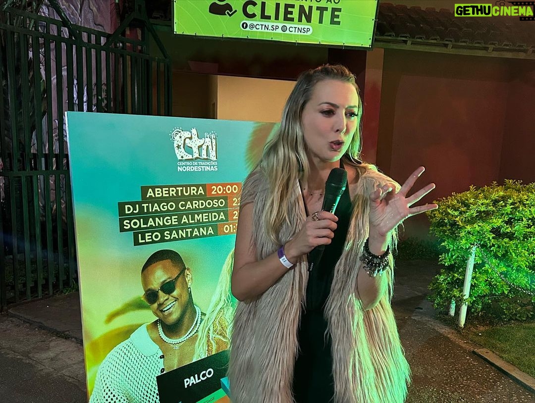Sill Esteves Instagram - Equipe nota 1000 cobrindo o show do @leosantana e @solangealmeida. Aguardem novidades no canal da Turnit Brasil no YouTube e nas redes sociais da @sillesteves Fica técnica: Realização: @turnitbrasil Assessoria artística e imprensa: @vitordiasvalle @leandro_caleguer Apresentação: @sillesteves Audiovisual: @lindbergaudiovisual @jorge.eorendjian @japatvmaker Agradecimento especial ao @ctnsp @gabzcabral @christiane_ctn pelo carinho de sempre ❤️ Ah, e não se esqueçam de baixar o app do @clubectnsp para conferir todas as vantagens ❤️❤️ #ctn #turnitbrasil #sillesteves #clubectn #leosantana #solangealmeida CTN - Centro de Tradições Nordestinas