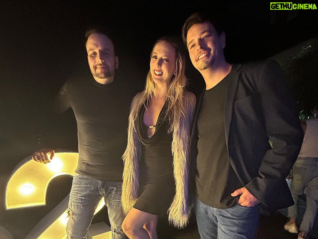 Sill Esteves Instagram - Equipe nota 1000 cobrindo o show do @leosantana e @solangealmeida. Aguardem novidades no canal da Turnit Brasil no YouTube e nas redes sociais da @sillesteves Fica técnica: Realização: @turnitbrasil Assessoria artística e imprensa: @vitordiasvalle @leandro_caleguer Apresentação: @sillesteves Audiovisual: @lindbergaudiovisual @jorge.eorendjian @japatvmaker Agradecimento especial ao @ctnsp @gabzcabral @christiane_ctn pelo carinho de sempre ❤️ Ah, e não se esqueçam de baixar o app do @clubectnsp para conferir todas as vantagens ❤️❤️ #ctn #turnitbrasil #sillesteves #clubectn #leosantana #solangealmeida CTN - Centro de Tradições Nordestinas