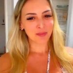 Sill Esteves Instagram - O pergunte a Zanete orgulhosamente recebe a Hebe Camargo do YouTube @sillesteves , a diva das divas, uma das maiores comediantes e atrizes do Brasil! Até a Zanete ficou sem ar! #sillesteves #nelsoncneto #fyp #humor #pergunteazanete