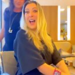 Sill Esteves Instagram - Olha só oque aconteceu hoje! Hahahaha O @davidfelthairstylist faz meu loiro há 5 anos! Eu sou muito fã dele e confio demais em seu trabalho 🤍 E essa make bapho tem a assinatura de @makebynath_ que sempre consegue captar o “meu mood” do dia! Aaah eu amo demais estar no @jacquesjaninejardins 🤍 atendimento impecável, limpeza e excelentes profissionais!! E aí curtiram? Jacques Janine Jardins