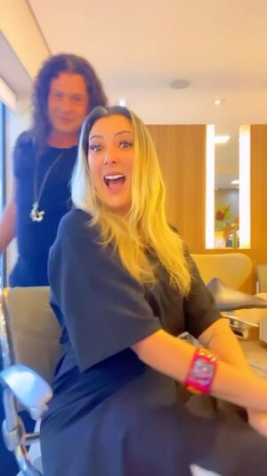 Sill Esteves Instagram - Olha só oque aconteceu hoje! 

Hahahaha
O @davidfelthairstylist faz meu loiro há 5 anos! Eu sou muito fã dele e confio demais em seu trabalho 🤍

E essa make bapho tem a assinatura de @makebynath_ que sempre consegue captar o “meu mood” do dia! 

Aaah eu amo demais estar no @jacquesjaninejardins 🤍 atendimento impecável, limpeza e excelentes profissionais!! 

E aí curtiram?