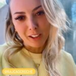 Sill Esteves Instagram - Quem me acompanha por aqui sabe que uma das minhas maiores alegrias (se não a maior) é ter meus cachorros como parte da “minha família” 🤍 E eu tive a alegria de ser convidada pela Band TV à participar junto com minha família do quadro “Desafio pet”… e foi simplesmente incrível! O episódio já foi ao ar, e em breve estará aqui no meu Instagram 🤍 Lá no quadro, assim como nos meus estories, eu compartilho minha rotina com meus pets, e foi uma delícia estar com o Squantchy, o Bruce, a Bellinha, a Rachel e meu mozão no programa ao vivo! No quadro também falei também um pouco sobre meus parceiros que fazem a minha vida e a vida dos meus dogs mais feliz, mais saudável e divertida! Obrigada aos meus grandes parceiros @rajcaocreche @pegpetbrasil e @centroteampet pelo amor com nossa família! Obrigada também a @manukarsten que além de veterinária e especialista no assunto é apresentadora do quadro e me deu dicas valiosas para melhorar cada dia mais a vida dos meus foguinhos 🤍 Ah e acompanhe os estories, aqui sempre tem oque está acontecendo no meu dia a dia e no deles! #dogsofinstagram #amor #amordemais