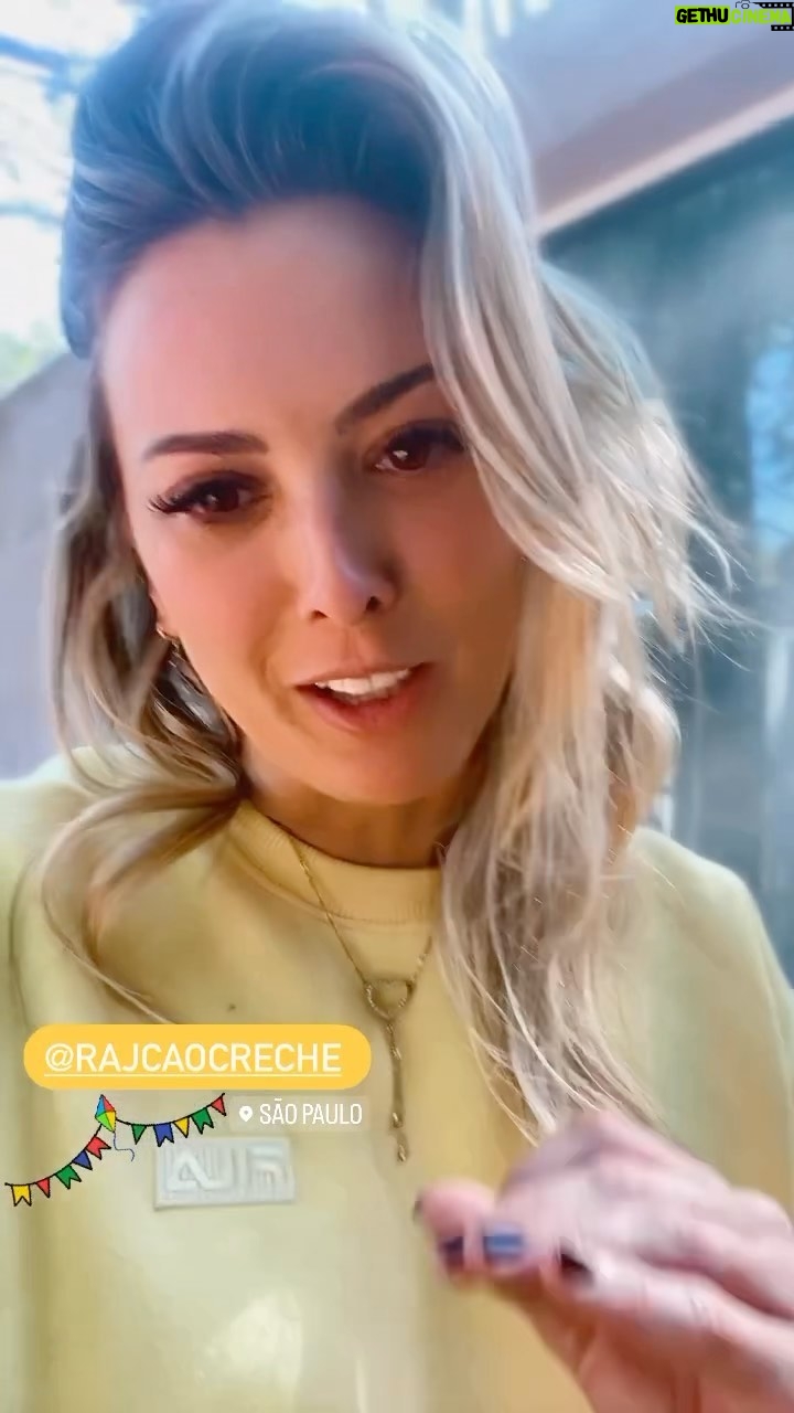 Sill Esteves Instagram - Quem me acompanha por aqui sabe que uma das minhas maiores alegrias (se não a maior) é ter meus cachorros como parte da “minha família” 🤍 E eu tive a alegria de ser convidada pela Band TV à participar junto com minha família do quadro “Desafio pet”… e foi simplesmente incrível! O episódio já foi ao ar, e em breve estará aqui no meu Instagram 🤍 Lá no quadro, assim como nos meus estories, eu compartilho minha rotina com meus pets, e foi uma delícia estar com o Squantchy, o Bruce, a Bellinha, a Rachel e meu mozão no programa ao vivo! No quadro também falei também um pouco sobre meus parceiros que fazem a minha vida e a vida dos meus dogs mais feliz, mais saudável e divertida! Obrigada aos meus grandes parceiros @rajcaocreche @pegpetbrasil e @centroteampet pelo amor com nossa família! Obrigada também a @manukarsten que além de veterinária e especialista no assunto é apresentadora do quadro e me deu dicas valiosas para melhorar cada dia mais a vida dos meus foguinhos 🤍 Ah e acompanhe os estories, aqui sempre tem oque está acontecendo no meu dia a dia e no deles! #dogsofinstagram #amor #amordemais