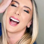 Sill Esteves Instagram - Essa foi a produção de TV que fizemos no @jacquesjaninejardins para a @bandvaletv Esses profissionais arrasam demais e pra mim é um prazer poder contar com eles! E sem contar que o Davi faz meu louro há 5 anos!!!! Eu amo muitooooo! Hairstylist: @davidfelthairstylist Make: @makebynath_ Continua acompanhando por aqui, que em breve tem cortes dos melhores momentos do programa @melhordanoitenaband 🤍