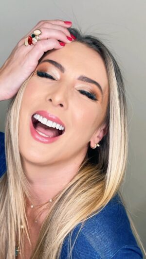 Sill Esteves Instagram - Essa foi a produção de TV que fizemos no @jacquesjaninejardins para a @bandvaletv 

Esses  profissionais arrasam demais e pra mim é um prazer poder contar com eles! E sem contar que o Davi faz meu louro há 5 anos!!!! Eu amo muitooooo! 

Hairstylist: @davidfelthairstylist 
Make: @makebynath_ 

Continua acompanhando por aqui, que em breve tem cortes dos melhores momentos do programa @melhordanoitenaband 🤍