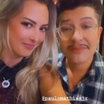 Sill Esteves Instagram - O insta me sugeriu esse reels com amigos e parceiros de trabalho… resolvi postar aqui… só pra vcs terem ideia do que acontece nos meus estories (caso vc não assista) 🤍 Oque vc curte mais aqui na plataforma reels ou history? #amigos #humor #sillesteves #sill