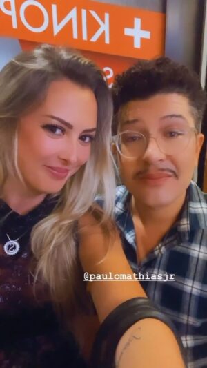 Sill Esteves Instagram - O insta me sugeriu esse reels com amigos e parceiros de trabalho… resolvi postar aqui… só pra vcs terem ideia do que acontece nos meus estories (caso vc não assista) 🤍

Oque vc curte mais aqui na plataforma reels ou history? 

#amigos #humor #sillesteves #sill