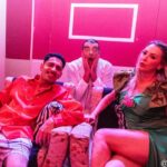 Sill Esteves Instagram - A comédia "Cada Um Tem o Anjo que Merece" é um grande sucesso de público, com convite para apresentações em Portugal em 2024. Em janeiro, o espetáculo volta em cartaz no Teatro Bibi Ferreira para uma curta temporada de 13 de janeiro a 24 de fevereiro. O espetáculo, escrito por Pedro Fabrini e dirigido por Maximiliana Reis, é uma grande comedia de erros, no melhor estilo vaudeville, para que toda família possa rir e se emocionar. A história gira em torno do casal, Oswaldo (Douglas Brito) e Quitéria (Sill Esteves), que vive às turras, brigando e se desentendendo a todo momento, por qualquer motivo. Os dois estão nos seus limites e prestes a se separarem quando algo surpreendente acontecesse. Lá no céu os Deuses decidem que eles merecem uma atenção especial, para ajudar a refazer esse amor tão desgastado pelo tempo. Eles recebem de surpresa um Anjo (Pedro Fabrini) em suas vidas, com a missão de recuperar o amor que existe entre Osvaldo e Quitéria, todavia o Anjo acaba entrando em várias confusões. 📸: @show_por_ai. Confira a reportagem completa no Resenhando.com.