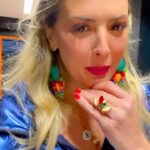 Sill Esteves Instagram - Um pouquinho dos meus estories passando pelo seu feed! Aqui no history eu compartilho o meu dia a dia, eu amoooo esse contato com vcs! Se vc ainda não acompanha faça isso! Agora se vc me acompanha meu MUITO OBRIGAFA! Amo vcs gentaaaaa! E vc? É do #teamhistoriesDaSiLL ou #naovejoestories ? Responde aqui pra mim 👇 #estories #history #sillesteves #diaadia