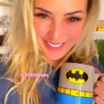 Sill Esteves Instagram - Segunda feira é dia de… Como são suas segundas feiras? Muitas pessoas tem um “ranço” das segundas-feiras, eu sempre gostei muito, mesmo quando eu era CLT. Sempre me despertou uma sensação de “recomeço”, “novas oportunidades”… E você? Como encara a segunda feira? #sillesteves #humor #comedia #segundafeira