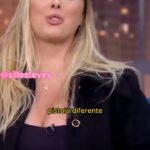 Sill Esteves Instagram - Você pode não acreditar… … mas essa sou eu dando uma entrevista “séria” pro @sbtthenoite kkkk Meu Deus a quinta série não sai de dentro de mim hahahahaha Esse é um #tbt de respeito! Tenho muito orgulho de ter interpretado a delegada DJ na série @exterminadoresdoalem do @danilogentili Tive a honra de conhecer pessoalmente o @garciajr_soldado_raso esse ícone da dublagem brasileira e também o privilégio de desde então ser amiga dele! Que ator incrível e generoso! Garciaaaa te amo e obrigada pelas dicas! @danilogentili obrigada pelo convite! Pegar “numa pistola” sempre foi meu sonho de vida!!! Kkkk obrigada também aos parceiros de cena @leolins e @murilocouto que carinho, generosidade de sempre! Amo vcs! Essa série foi pro ar no @sbt e eu já quero a segunda temporada! E você? #sbt #sillesteves #humor #comedia