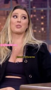 Sill Esteves Instagram - Você pode não acreditar… … mas essa sou eu dando uma entrevista “séria” pro @sbtthenoite kkkk Meu Deus a quinta série não sai de dentro de mim hahahahaha Esse é um #tbt de respeito! Tenho muito orgulho de ter interpretado a delegada DJ na série @exterminadoresdoalem do @danilogentili Tive a honra de conhecer pessoalmente o @garciajr_soldado_raso esse ícone da dublagem brasileira e também o privilégio de desde então ser amiga dele! Que ator incrível e generoso! Garciaaaa te amo e obrigada pelas dicas! @danilogentili obrigada pelo convite! Pegar “numa pistola” sempre foi meu sonho de vida!!! Kkkk obrigada também aos parceiros de cena @leolins e @murilocouto que carinho, generosidade de sempre! Amo vcs! Essa série foi pro ar no @sbt e eu já quero a segunda temporada! E você? #sbt #sillesteves #humor #comedia