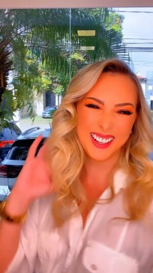 Sill Esteves Instagram - Amor-próprio é o apreço nutrido por si mesmo. É a aceitação das qualidades, defeitos, conquistas, fracassos, escolhas e experiências de vida em sua plenitude. Quem se ama compreende que é imperfeito e pode errar, além de estar disposto a melhorar sem interferência do orgulho.

 Cuidar de mim me faz me sentir bem,e feliz! Eu sempre vou  no @jacquesjaninejardins es pra cuidar da minha auto estima! 

O Jacques Janine conta com uma super equipe de profissionais capacitados e competente, não é à toa que meu hair stylist @davidfelthairstylist está lá! Ele cuida do meu loiro ha 5 anos!! Simplesmente um arraso!!

Eu tô amando as makes da @makebynath_ já é a segunda vez que faço com ela e amei mais uma vez o resultado! 

Oque acharam? 

Oque te deixa feliz? Fazendo o bem pra vc mesmo (a)?

#amorproprio #alegria #hair #make #sillesteves