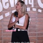 Sill Esteves Instagram - Stand up comedy! Como eu amo estar nos palcos fazendo show de stand up! E as interações (que são os improviso com a plateia) é minha especialidade! Eu amoooo fazer esse tipo de humor! Pena que não tinha uma câmera virada para a “Leitiana” e o marido, eles estavam chorando de rir! Kkk Me divirto demais! A plateia me faz voltar pra casa feliz, de alma lavada, tendo a certeza de “missão cumprida”. Gratidão à vcs que acompanham meus shows e os shows dos colegas… vcs são demais gentaaaa! #humor #comedia #standupcomedy