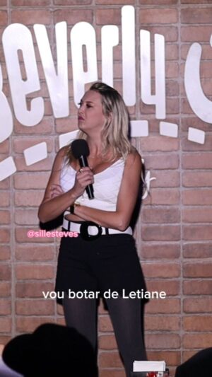Sill Esteves Instagram - Stand up comedy! 

Como eu amo estar nos palcos fazendo show de stand up! E as interações (que são os improviso com a plateia) é minha especialidade! Eu amoooo fazer esse tipo de humor! 

Pena que não tinha uma câmera virada para a “Leitiana” e o marido, eles estavam chorando de rir! Kkk

Me divirto demais! 

A plateia me faz voltar pra casa feliz, de alma lavada, tendo a certeza de “missão cumprida”. 

Gratidão à vcs que acompanham meus shows e os shows dos colegas… vcs são demais gentaaaa! 

#humor #comedia #standupcomedy