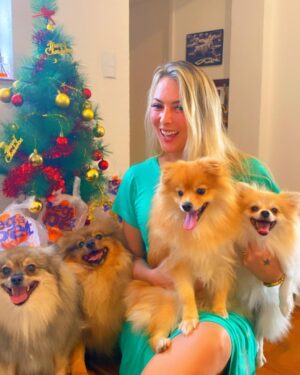 Sill Esteves Instagram - Feliiiiz Nataaaaal!! 

Espero que papai Noel tenha passado aí na sua casa, é que seu dia tenha sido lindo! Como você merece! 

Hohoho

Um beijo enorme da minha família pra você! 

Eu fiz live de natal com o Squantchy, Bruce, Bellinha e Rachel 🤍 Eles amaram os presentes da @pegpetbrasil 🤍 Assista a live (link nos meus stories)

#sillesteves #natal #pet