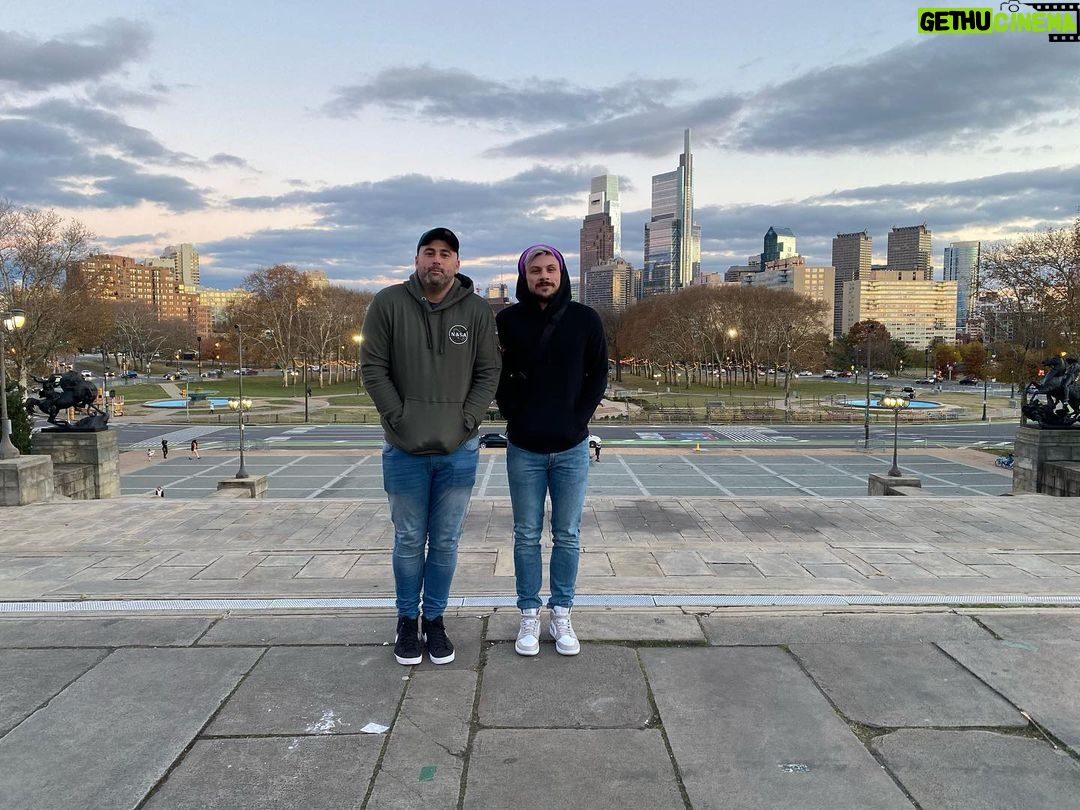 Simon Kippen Instagram - Always chilly in Philadelphia ❤️ @brad_slayer @the_penelopeford #philadelphia Philadelphia Museum of Art