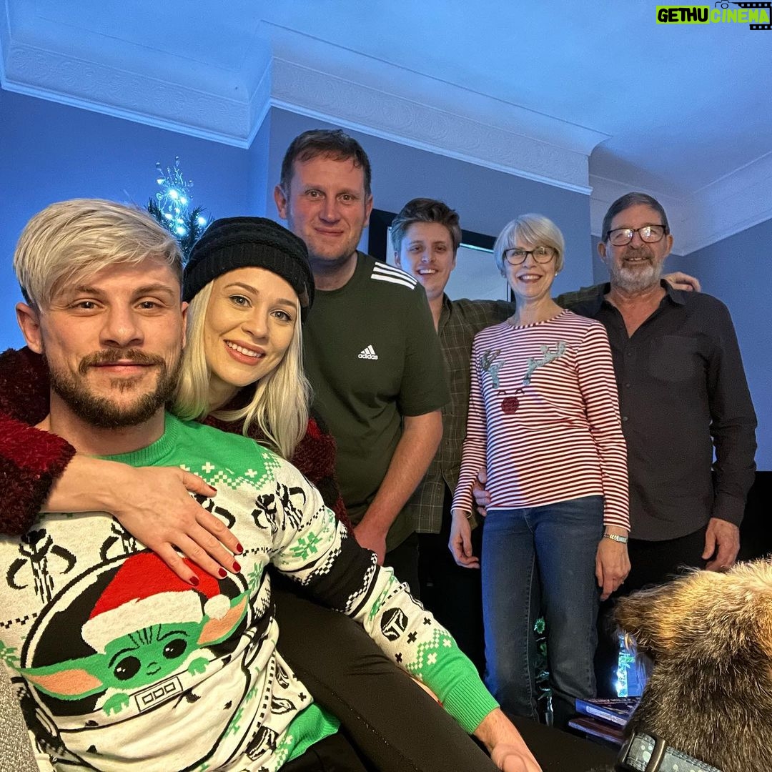 Simon Kippen - 4.9K Likes - So thankful we managed to make it back to the UK for the holidays after 2 years away. Merry Christmas from mine, to yours ❤️🎄
#family #christmas #england