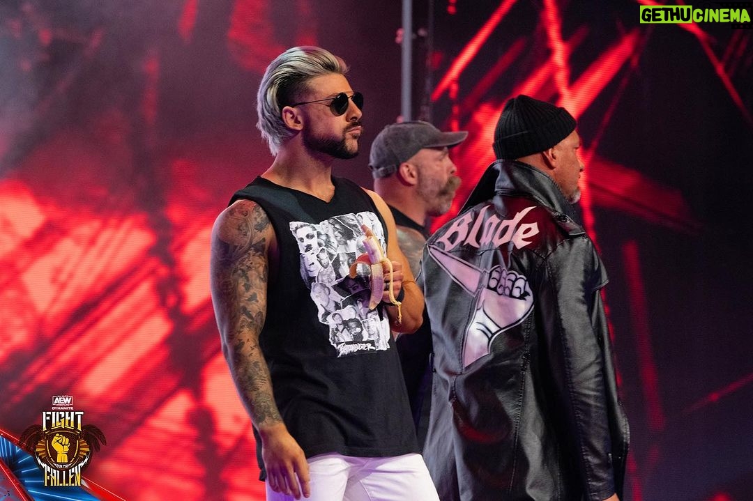 Simon Kippen Instagram - Just a man, eating a banana on stage. Thanks. #EmbraceTheChange #aew