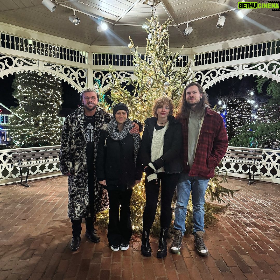 Simon Kippen - 2.6K Likes - Happy Christmas Eve, here’s a festive picture with our friends, enjoy my coat. 🤣
#christmas
