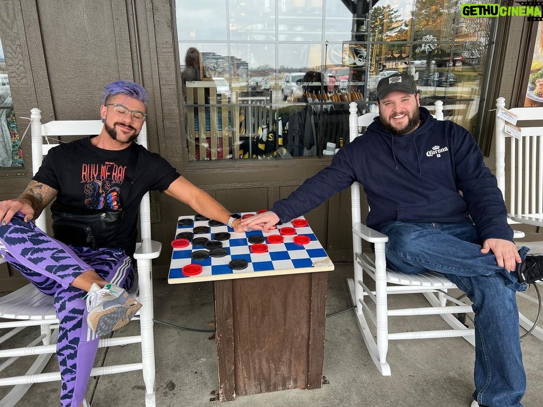 Simon Kippen - 2.7K Likes - It took us a few years of flirtatious gaming, but finally met up with @jordanroriepayton. Now the universe is at balance. 🌍