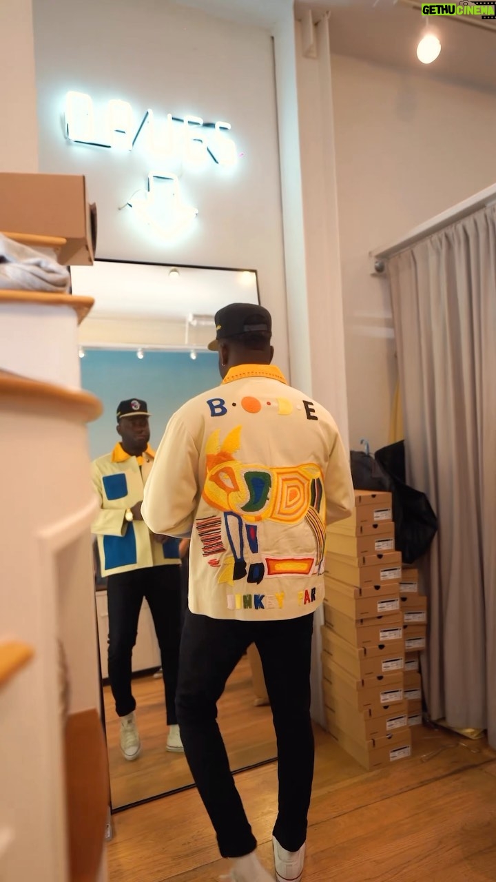 Sinqua Walls Instagram - What’s Your Favorite Go to Piece of Clothing!!? 🎨 ✨ New York, New York