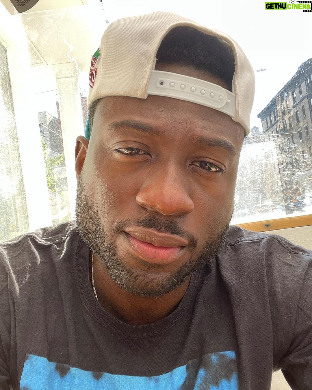 Sinqua Walls - 10.9K Likes - Just a Random Summer Dump on a Saturday!! P.S. Itâs hot outside đł
