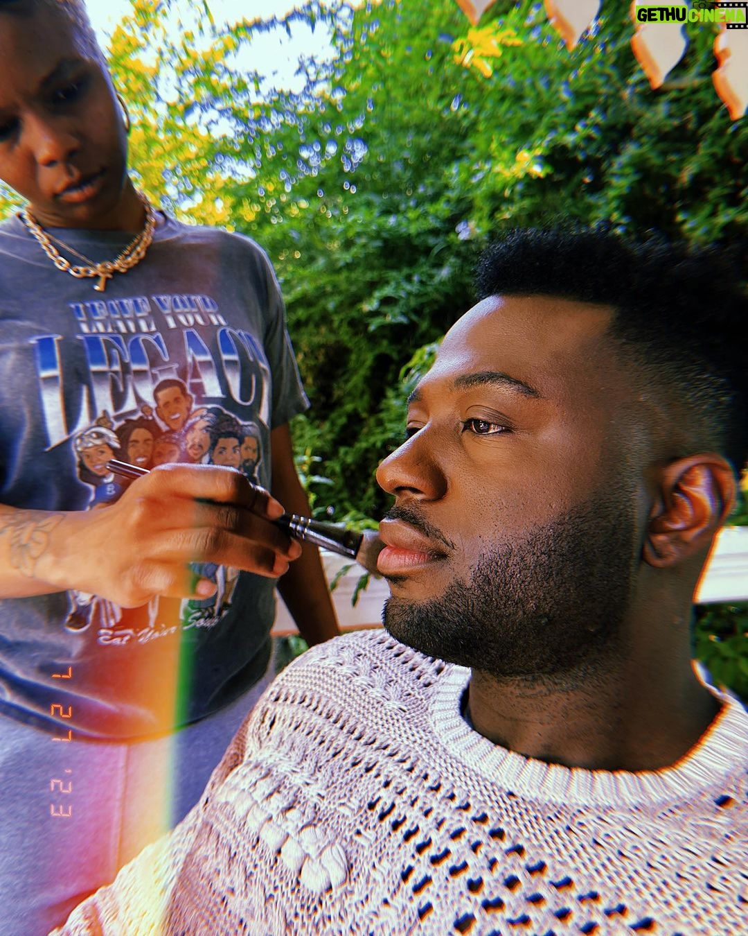 Sinqua Walls - 8K Likes - BTS: SCHĂśN
Me & This Lady been on the road this year. From City to city and Set to Set!! My homie, confidant, and friend. W/out you there would be no my SKIN poppin đ. I couldnât make a BTS post with out highlighting my ACE. Happy Belated Birthday to âThe Peoples Champâ @ninjaaaaaa â¨â¨đđż