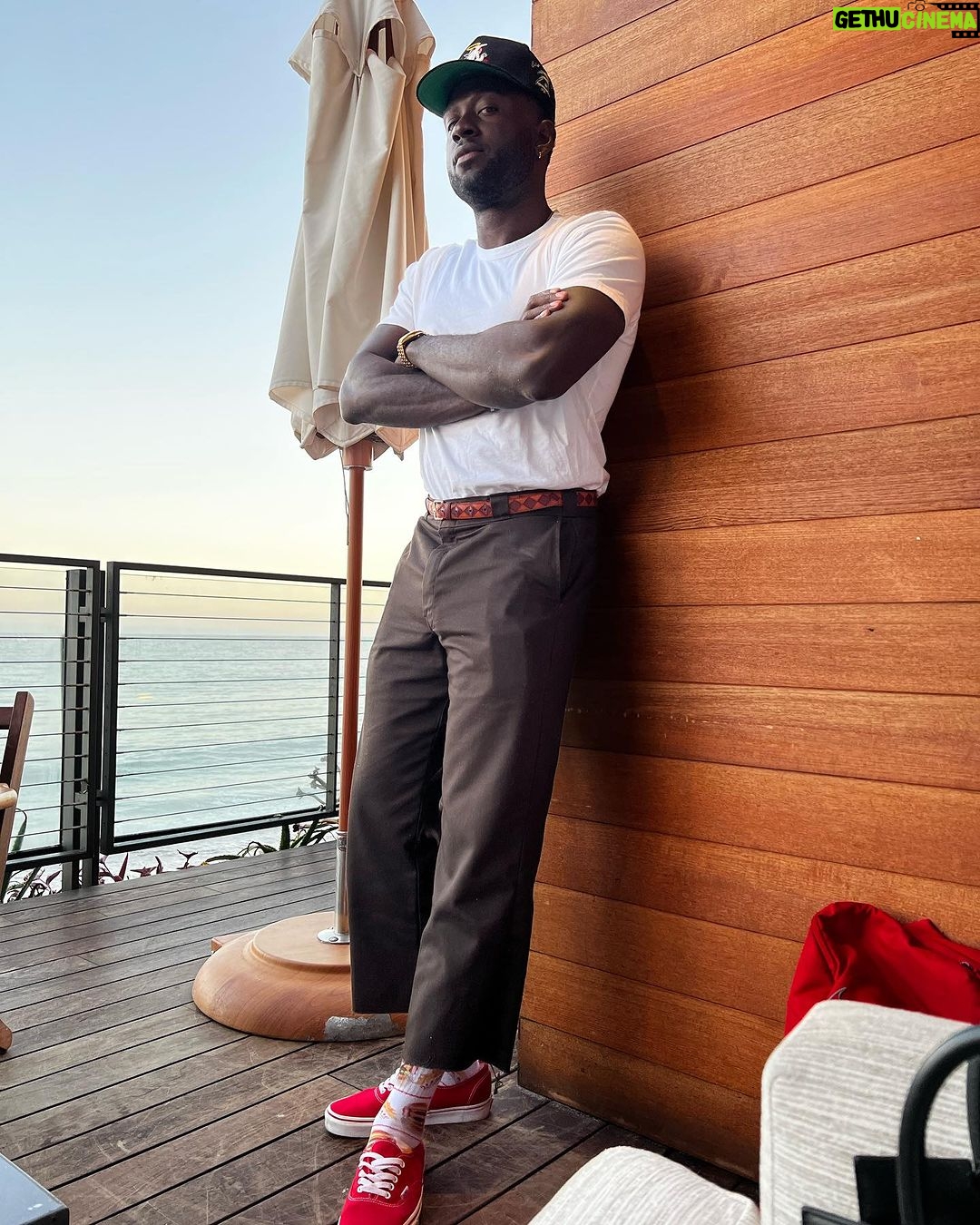 Sinqua Walls - 10.9K Likes - Just a Random Summer Dump on a Saturday!! P.S. Itâs hot outside đł