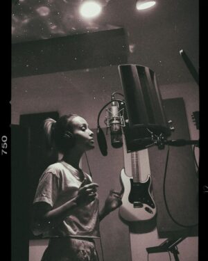 Siobhan Williams Instagram - We're working hard to get some new tunes out for all y'all.  Plz follow me on Spotify (fanlink.to/siobhan OR click in bio) to make sure you don't miss out on anything new! (And to support my music career cause follows make Spotify's algorithms not hate you).
.
.
.
#thequarry #laurakearney #SIØBHAN #newmusic