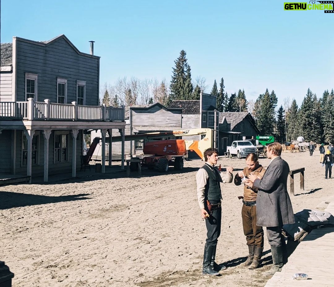 Siobhan Williams - 2.9K Likes - In honor of these bad4$$ mofuggaz heading back to my hometown to shoot a season 2...I wish you boys the best. Wish I hadnt gotten shot in the head by my dbag husband. (all your fault @shaunmbenson). Also check out @tomblyth leading the new hunger games movies 🐦#billythekid
