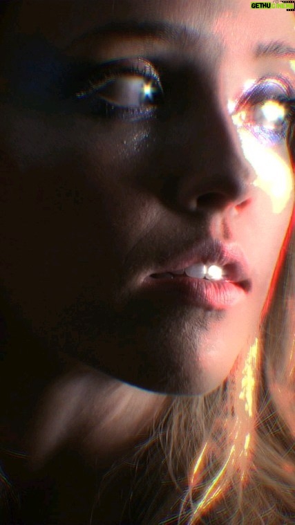 Siobhan Williams Instagram - I wanted to give you a little taste of the title track of THE DARKNESS EP. You asked for the intro, so here you go π! First thoughts? Any guesses as to what the song's about? #newmusic #single #release #musician #music #canadiantalent #canada #musicscene #artist #thedarknessep #thequarry #deadlyclass #siobhanwilliams #videogames #indiepop #indiemusic
