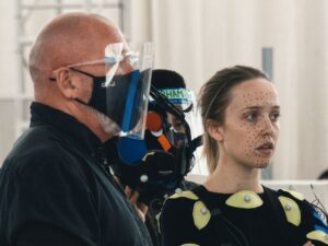 Siobhan Williams Instagram - Sneaky bts shot by @tedraimi of director/legend Will Byles and I, and Pham in the back being amazing in as usual. We're most likely staring at a TV screen showing us the environment we're about to play in in #thequarry, or looking at a flow chart of what decision leads to what and thinking about how tf to navigate that.
#laurakearney #killerkearney #2k #untildawn #supermassivegames