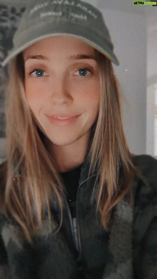 Siobhan Williams Instagram - We hit $1000 USD!!! 🎉🥳Thank you SO MUCH to everyone who bid! I am so grateful for such a loving group of awesome, caring individuals around me. I'll be DMing all the winners tonight for next steps. Comment if you want me to do more auctions in future! ❤️❤️❤️