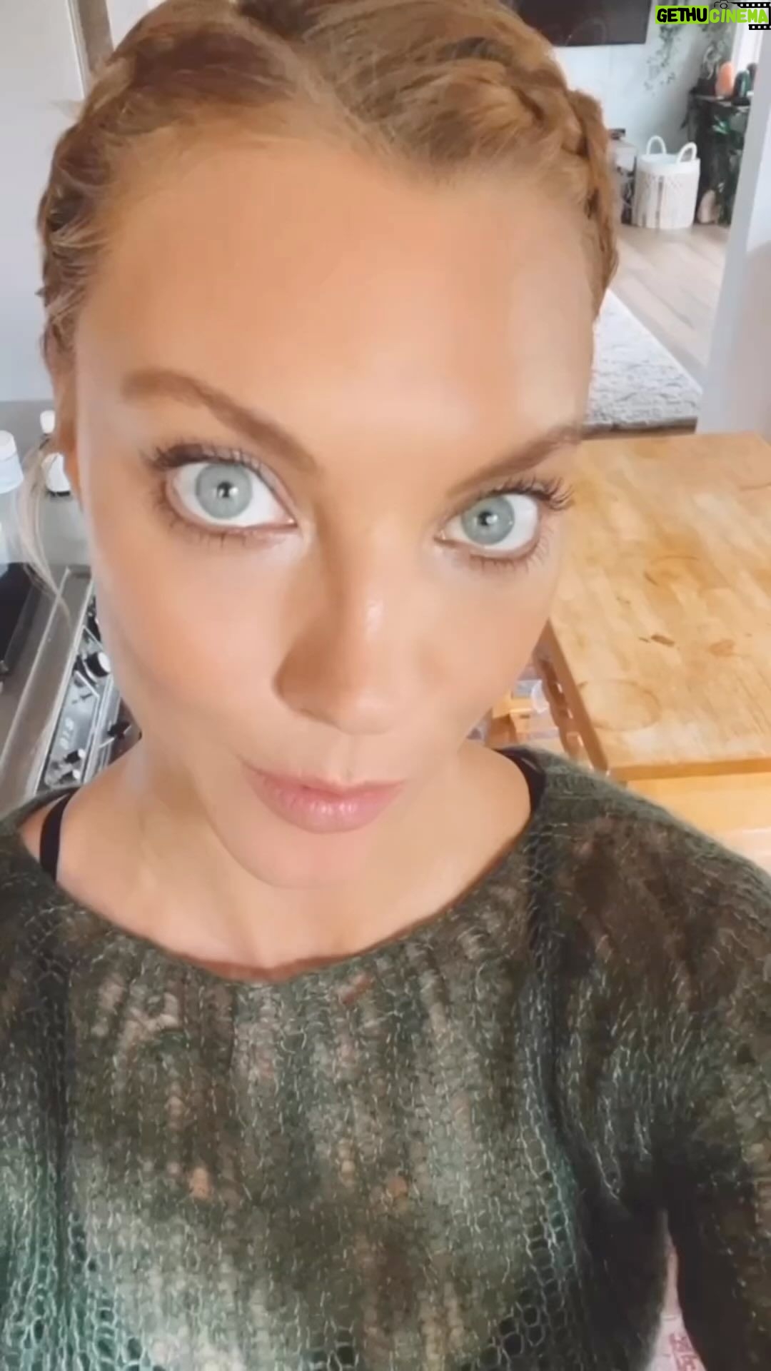 Sisse Marie Instagram - I know you are dying to know…What do I put in my morning smoothie, let me tell you... it’s easier to list what I DON’T put! 🍌🫐🍓🦹🏼🪄 But it’s for sure pure magic. #smoothie #funcky #mood #morning #mood #nmn #banana #zinzino #creatine #proteinpowder #plantbased #seeds #circle