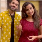 Sivaangi Krishnakumar Instagram - Mangal Din by @sivaangi.krish & @abbyvofficial out NOW! 😍 This song has been so special for us and we’re so glad we’re finally able to share the music video with you all! Check it out on @sufiscore’s channel (link in bio). Composed beautifully by @rickykej and lyrics by Jyoti Venkatraman! Video by @rajesh.chaddha 😍 Shot this at @itcgrandchola’s beauuutiful presidential suite! . . . #mangaldin #mangal #din #sivaangi #sufiscore #rickykej #aarambh #aarambhalbum #independentmusic #hindustani #hindustaniclassical #indianclassical #indianclassicalmusic #sivaangikrish #sivaangikrishnakumar #abbyv #abby #sivaangiandabby #sivangi #sivangik #sivaangik #binnikrishnakumar #cookuwithcomali #cookwithcomali #vijaytv #shivangi