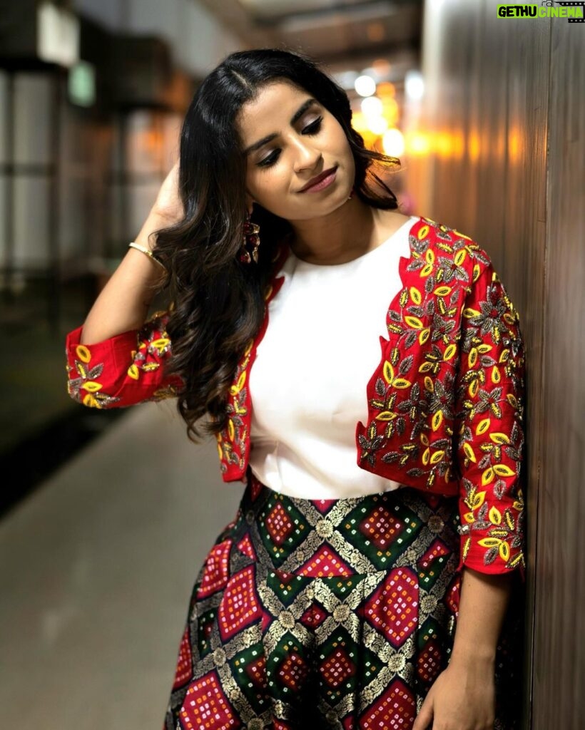 Sivaangi Krishnakumar Instagram - The last picture says “Is that Pineapple Pizza?”🍕 Picture @mah1sh Outfit @savinidii_official Styled @paviiiee_08 Makeup by Yours truly😌♥️