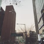 Sky Li Instagram - 三十歲了，不知不覺地，就活到了今天。 這個生日，心情挺複雜的。孔子說三十而立。 而我，總覺得我的人生至此，還在飄飄蕩蕩，何以而立呢？ 三十歲了，從台北搬到了北京，開始了新的生活，期間多少徬徨，多少心慌不安，現今都靠著朋友們的幫忙，慢慢安定下來了，心中無數感激，望自己今後，能夠有足夠的能力，回饋給我的朋友們。 三十歲了，今年沒跟家人過生日，也沒跟朋友過生日，而是自己一個人跑出國散心了。一來是不想因為這件小事情，去驚動到朋友⋯⋯的錢包😄😄。二來是因為，比起慶祝，我覺得今天更重要的是自省，所以，想給自己一個好好獨處的時間跟機會。平時的生活總鬧騰、總忙碌，難得撥出點時間給自己，挺好的。 多年前看一部話劇，金士傑老師演的「最後十四堂星期二的課」其中一句話，直至今日，還印象深刻，他問：「你能跟自己的心靈和平相處嗎？」我想，三十歲第一件該達成的事情，就是和自己的心靈和平相處了吧。唯有心裡寧靜了，對未來將遇到的種種困難，才有好的心態去面對、去成長，是吧？ 今天一早起來，妹妹便彈了視頻過來「欸，生日快樂」對哥哥一點禮貌都沒有的一句話，卻讓我心裡暖洋洋的。謝謝我的家人、朋友。也謝謝在各地用各種方式為我慶祝生日的小夥伴們，謝謝你們愛我、關心我，未來，我會更好，也希望，你們也都好，真好。20181126 #旅行不自拍