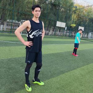 Sky Li Instagram - 很少踢足球
沒有想到
竟然這麼累
跑到都快喘不過氣了