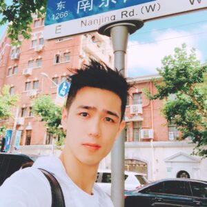 Sky Li Instagram - 嗨！上海
今天天氣真好[嘻嘻]