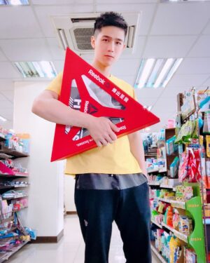 Sky Li Instagram - 謝謝Reebok的禮物🎁
馬上穿去運動
#煉出至我