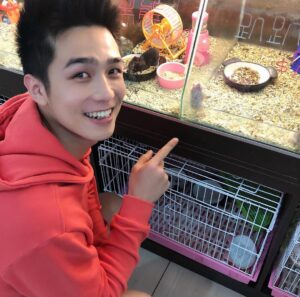Sky Li Instagram - 牠好像想跟我回家😃😃😃😃
