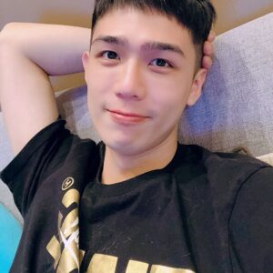 Sky Li Instagram - 忙了一天
終於可以好好看場球了
#全身狗毛# 
#清理麻煩#