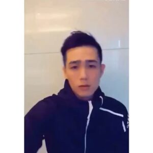 Sky Li Instagram - 這就是最 #SKR 的 “撕”潮 
#adidas #ZNE