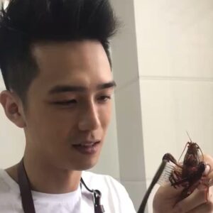 Sky Li Instagram - 挑戰把小龍蝦洗乾淨