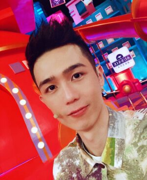 Sky Li Instagram - 發一張大頭照
猜猜什麼工作
#到時候就知道了