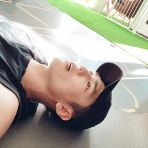 Sky Li Instagram - 小鮮肉太多了 
讓我生出一種
不努力就會分分鐘被淘汰的危機意識