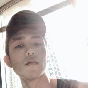 Sky Li Instagram - 小鮮肉太多了 
讓我生出一種
不努力就會分分鐘被淘汰的危機意識