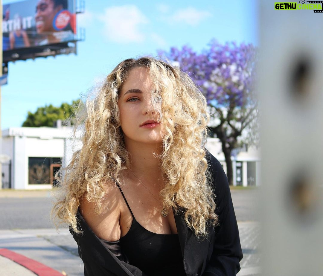Skyler Joy Instagram - and to think I used to straighten out my curls everyday.. Los Angeles, California